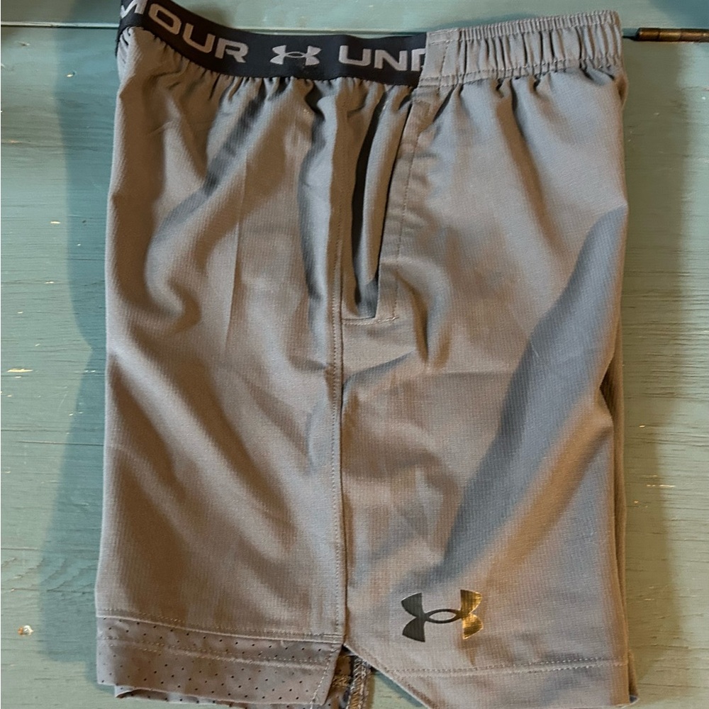 NWT Under Armour Charcoal Performance Loose Shorts | Youth Medium